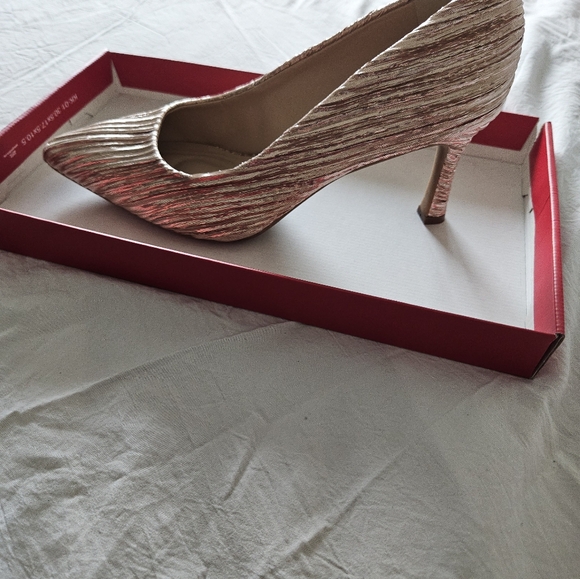 Pumps - Picture 4 of 7